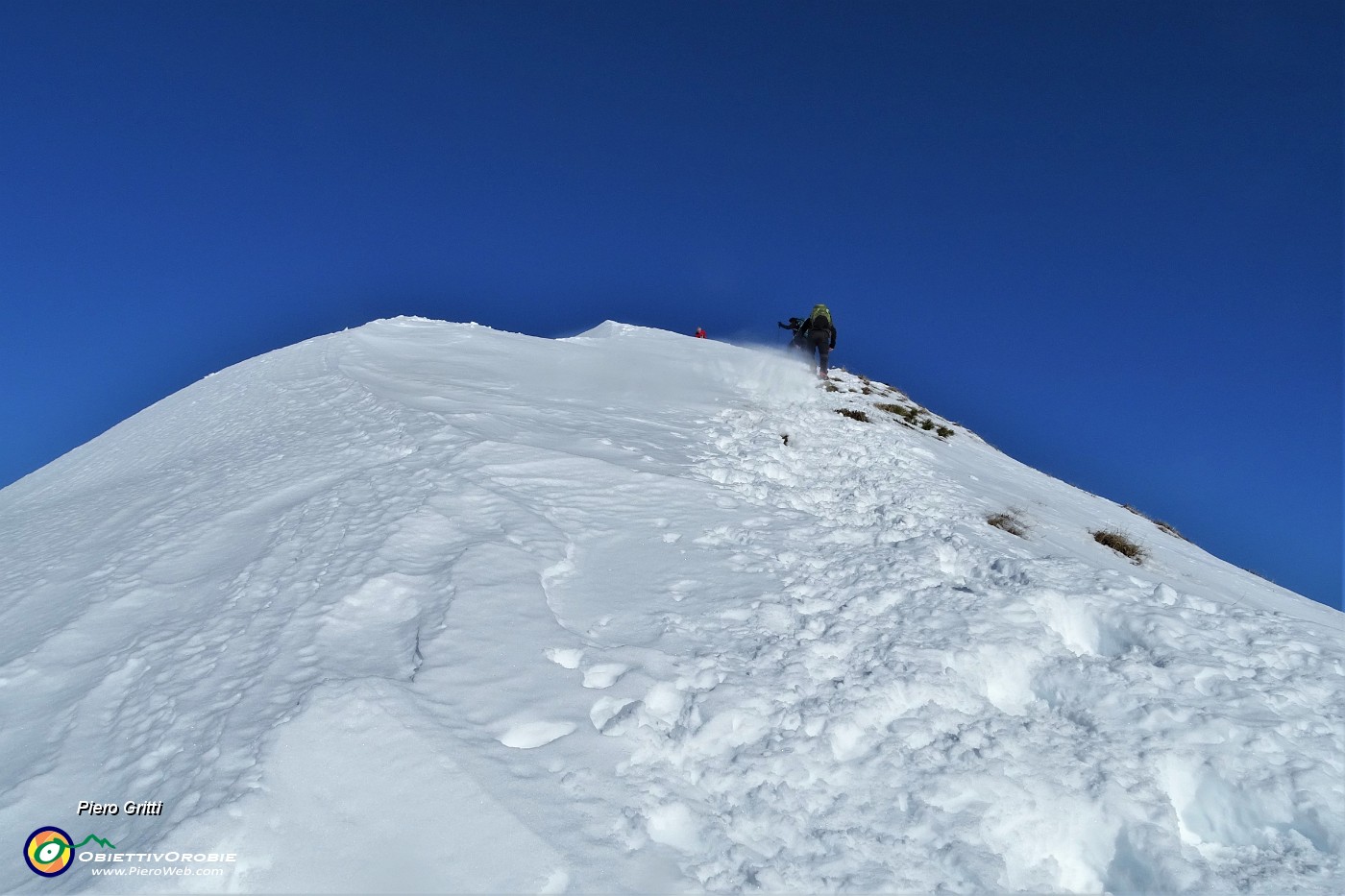 40 Superato il tratto impegnativo via verso la vetta del Sodadura.JPG